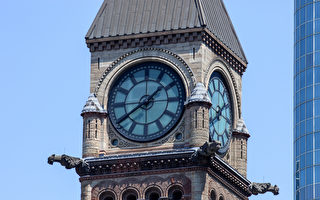 谁给多伦多钟楼大钟调时间？