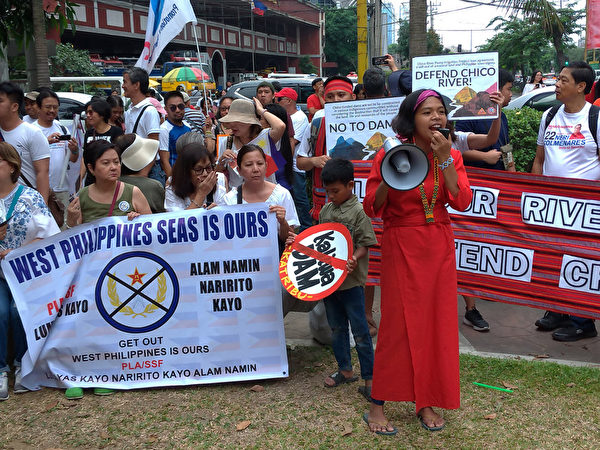 菲律賓多個政治團體4月9日舉行示威，抗議1月以來數百艘中國船隻集結南海中業島周邊海域，菲國原住民也現身，反對中國（中共）提供貸款建造水庫和投入灌溉計劃。（中央社）