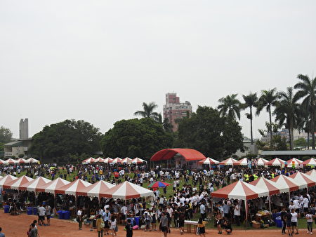 國立嘉義高中13日舉辦創校95週年慶祝校慶暨表揚傑出校友大會，圖為園遊會的盛況。