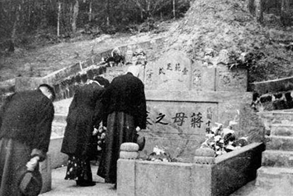 1949年蔣介石夫婦拜謁蔣母王采玉之墓。（公有領域）
