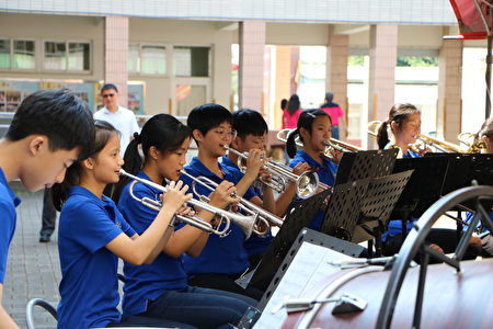  玉山国中的管乐奏出的迎宾曲，振奋人心，开始迎接美好的一天。