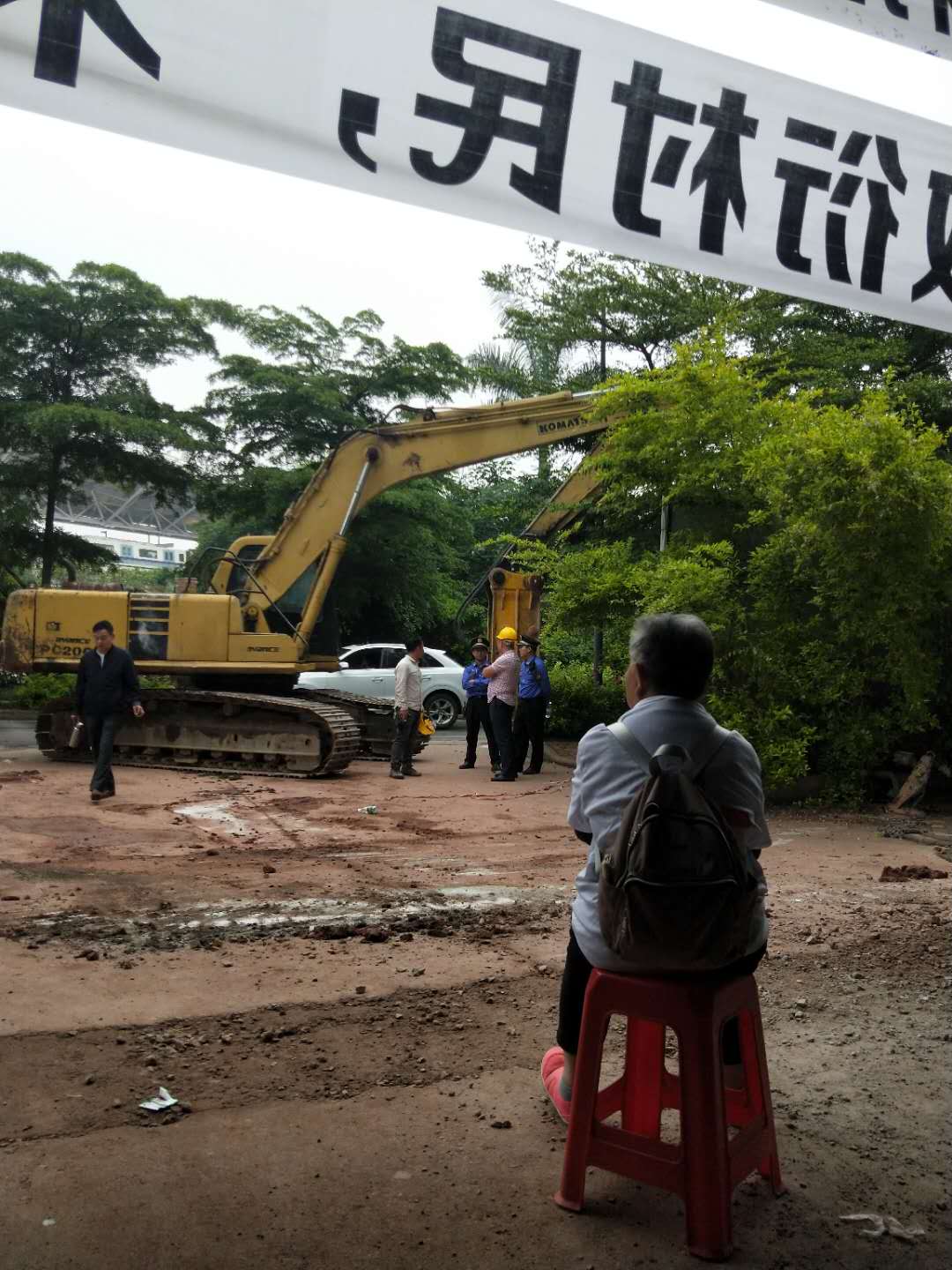4月16日、17日，廣東廣州市荔灣區坦尾村數百名公安、防暴警察、城管等強拆有爭議土地上的建築物，遭到村民阻止。（受訪者提供）