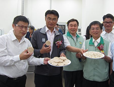 農委會主委陳吉仲（左2）參觀高雄區農改場「農產加值打樣中心」，並品嚐農產加工品。