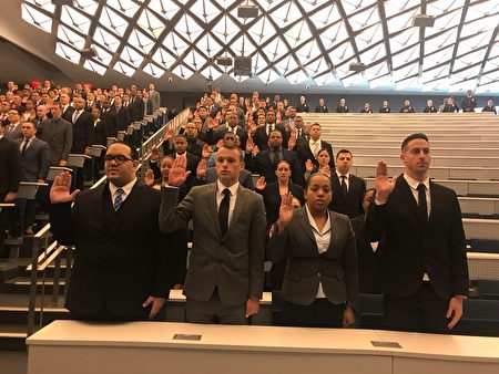 17日，纽约市警察学院进行了新一轮的新人招募典礼。