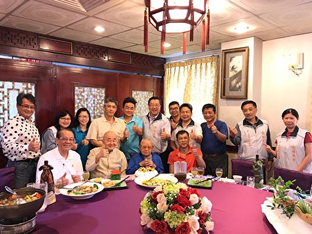 嘉义荣服处、中华佛教善缘慈善会及中华民国杂志事业协会一同为水上乡108岁的徐宏烈伯伯 (第一排右2)祝寿。