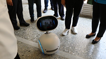  未来机器人会变成各机关中的一份子，相信不远了，很多事情需要它的协助。