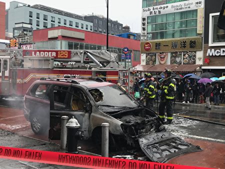 22日中午一辆由非裔司机驾驶的韩国起亚（Kia）面包车，在从40路左拐进入缅街时，突然左前胎起火，火势迅速蔓延，整部车被烧毁。
