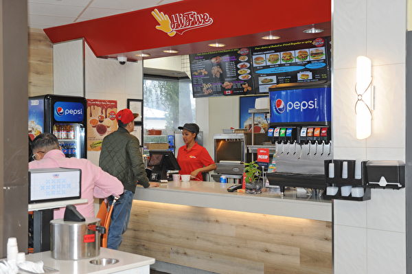 移民投资商机，大温哥华唯一焗鸡炸鸡连锁店Hi Five，以天然健康食材开创快餐新趋势。 （宇童/大纪元）