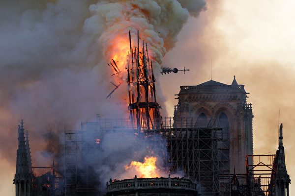 聖母院塔尖崩塌。 （GEOFFROY VAN DER HASSELT/AFP/Getty Images）