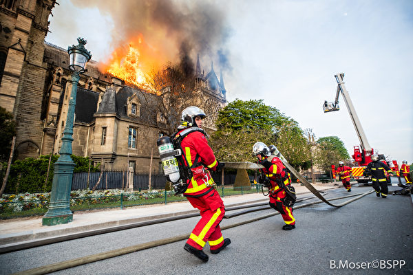巴黎圣母院大火为何那么难灭 原因有三