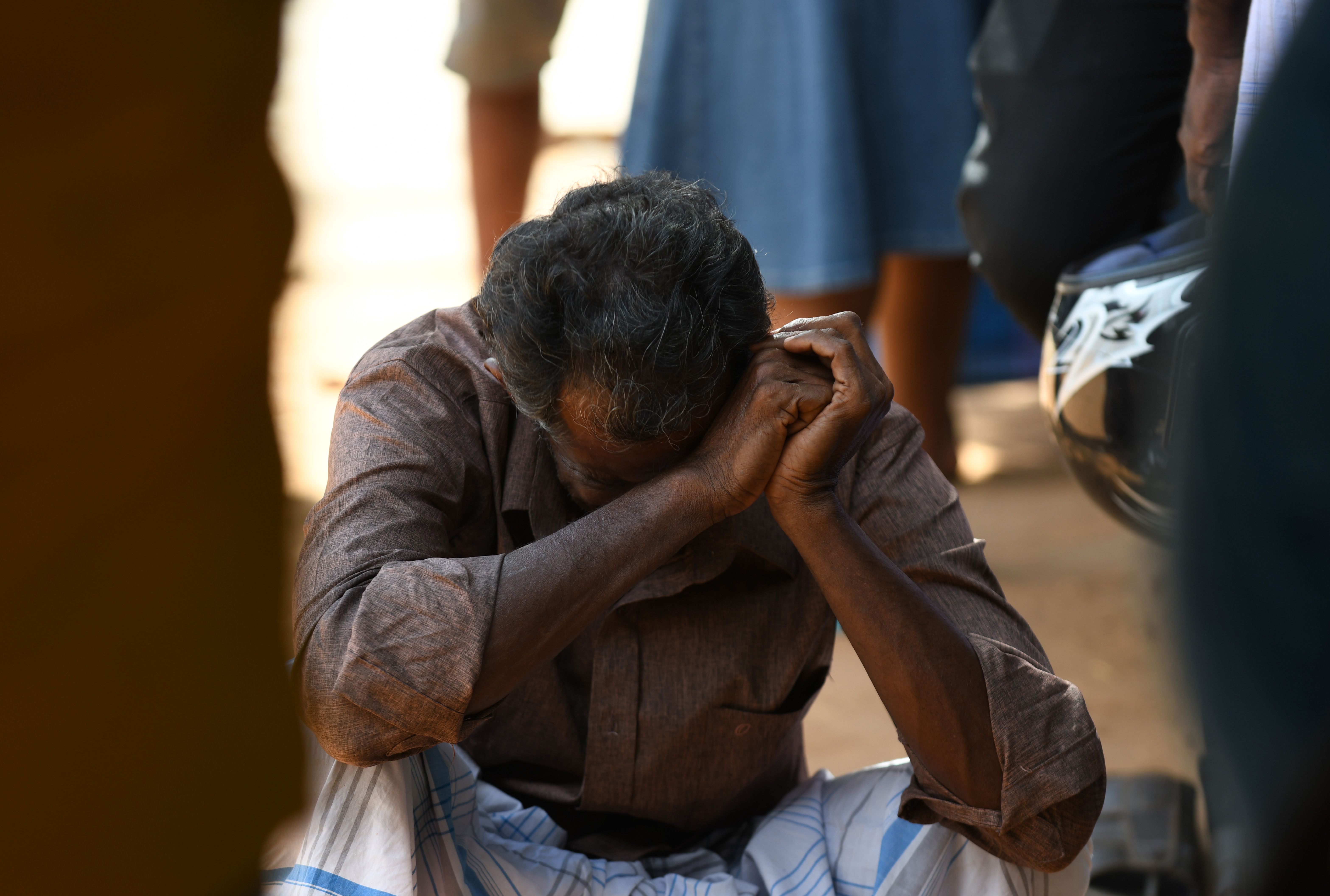 遇难者的家属在失去亲人后万分悲恸。(LAKRUWAN WANNIARACHCHI/AFP/Getty Images)