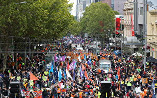 10万工会成员墨尔本游行 要求加薪