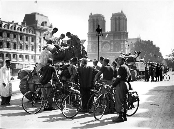 (FILES) This file picture taken on August 25, 1944 shows people gathering around a tank from French General Leclerc's 2nd Armored Division near Notre-Dame in Paris. The 65th anniversary of the liberation of Paris will be celebrated tomorrow. AFP PHOTO (Photo by STF / AFP FILES / AFP) (Photo credit should read STF/AFP/Getty Images)