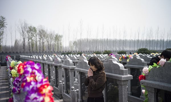 承受不起死亡。 中国大陆的葬费用居世界第二位，占年收入的45.4％| 墓| 公墓