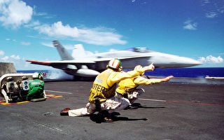邊指揮戰機邊跳舞 美海軍航母幽默影片熱傳
