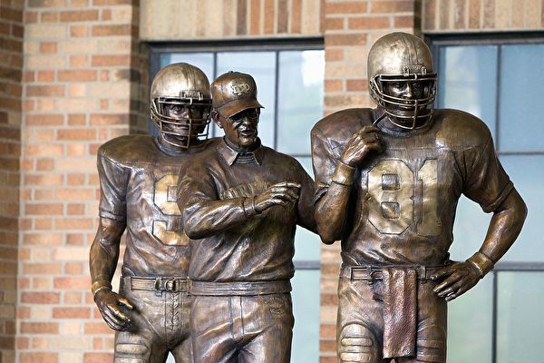 SOUTH BEND,IN - SEPTEMBER 13: Former head coach Lou Holtz of the Notre Dame Fighting Irish has a statue unveiled before the game against the Michigan Wolverines on September 13, 2008 at Notre Dame Stadium in South Bend, Indiana. (Photo by: Gregory Shamus/Getty Images)