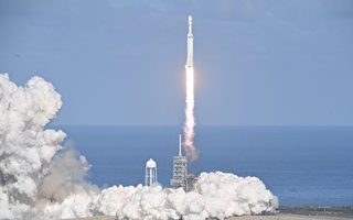 SpaceX再创历史 实现猎鹰重型三箭全回收