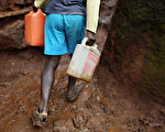 肯亚男子徒手挖路穿越树林 全村人免走远路