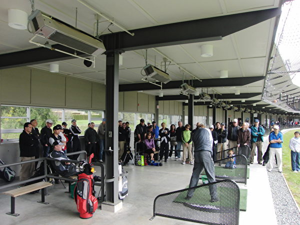 現場設有三個獨立的30分鐘高爾夫診所，為您提供專業的免費指導。