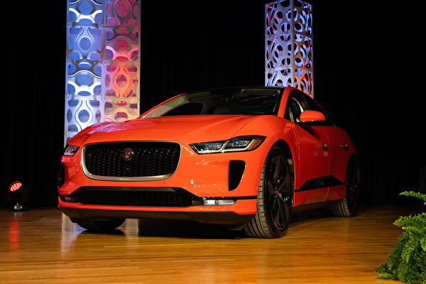 2019纽约车展捷豹Jaguar I-Pace赢得2019年世界年度风云车冠军大奖，世界年度最佳设计车大奖，世界年度环保车大奖成为今年的最大赢家。（戴兵/大纪元）