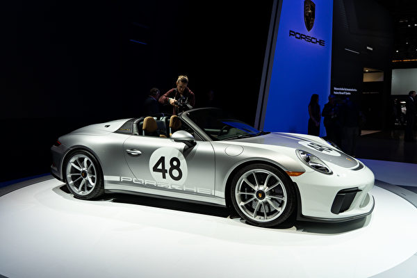 2019紐約國際車展，保時捷（Porsche）推出全新敞篷車型911 Speedster。（戴兵/大紀元）