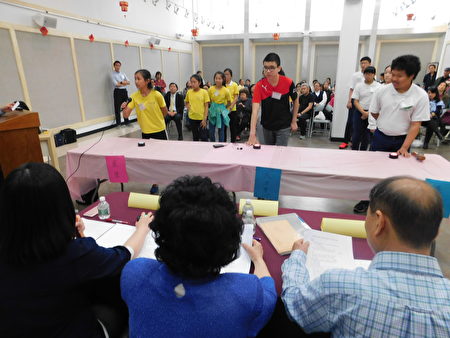 美東中文學校協會第六區舉辦海外正體漢字文化節-中華文化常識問答比賽，圖為高年級組搶答。