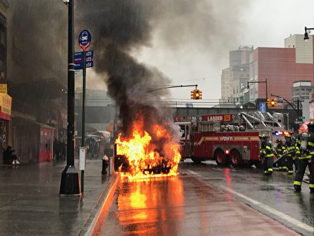 22日中午一辆由非裔司机驾驶的韩国起亚（Kia）面包车，在从40路左拐进入缅街时，突然左前胎起火，火势迅速蔓延，整部车被烧毁。