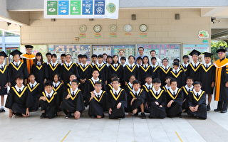 文雅国小家长会捐赠学校60组毕业袍与毕业帽