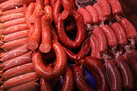 国际媒体分析，中国猪肉短缺，预计未来烤肉到西班牙火腿、德国香肠等猪肉食品都将大幅涨价。图为示意图。
