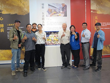 許哲彥老師和二位學生共同完成的作品「五老關太極」吸引與會貴賓觀賞。