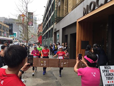 近百名大纽约地区华人跑步爱好者参加纪念华工建铁路150周年纪念活动。