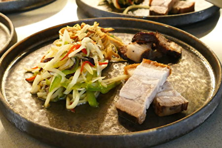 阿飛主廚特別示範港式風味的脆皮燒肉和蜜汁叉燒肉。