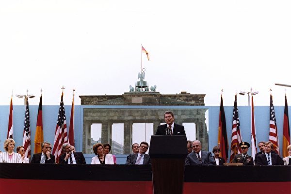 1987年6月12日，列根總統訪問西柏林時，在勃蘭登堡門的柏林圍牆前發表題為「推倒這堵牆」的演說（公有領域）