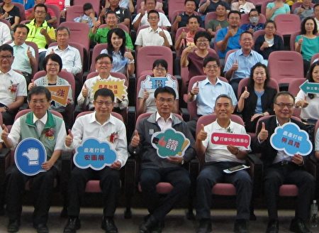 農委會主委陳吉仲（中）主持在高雄區農業改良場舉辦的「農產加值打樣中心」聯合啟用儀式。