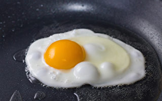 煎雞蛋時容易黏鍋、弄破蛋黃，怎樣做出好看又好吃的煎蛋？ (Shutterstock)