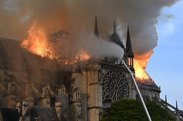 巴黎圣母院遭火灾 全球为何如此关注？