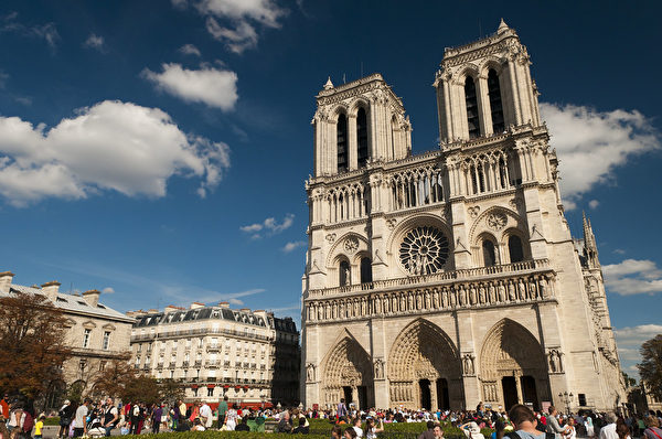 巴黎圣母院的双塔是典型的哥特式教堂的结构。（公有领域）