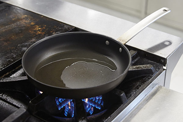 先将锅子烧热，再放冷油，油热之后再将蛋打入锅中，就能避免黏锅。(Shutterstock)
