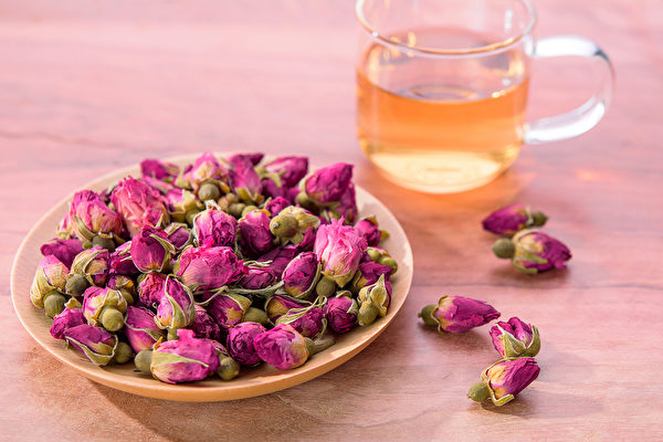 玫瑰花茶可以舒缓压力，还有养颜抗老、调经止痛等功效。(Shutterstock)