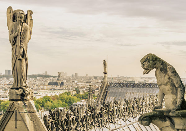 巴黎聖母院鐘塔上的石像怪聆聽著天使的號令，守護著教堂的安寧。(Alfonso de Tomas/shutterstock)