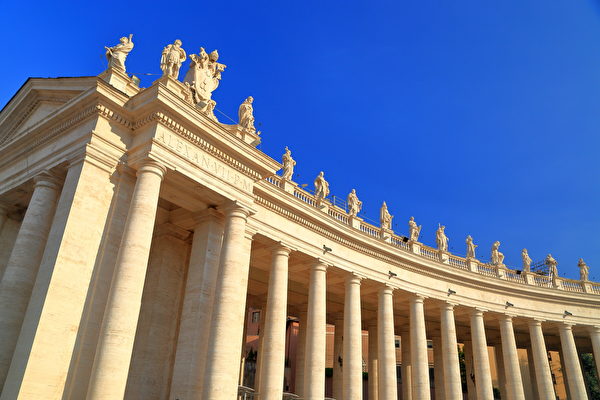 圣彼得广场柱廊上的圣徒雕像，由贝尼尼主持完成。(Inu/shutterstock)