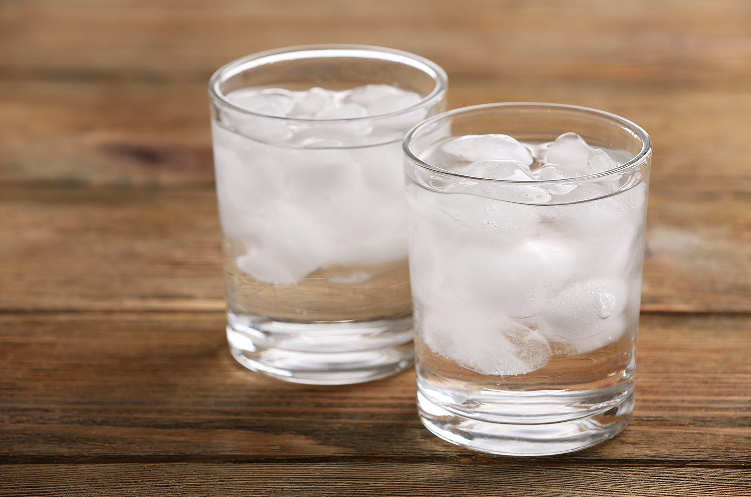 Лед в соленой воде. Лед в стакане. Стакан воды со льдом. Стакан холодной воды. Холодный стакан.