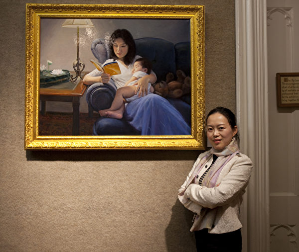 陈肖平与她的油画作品《学法》。（陈肖平提供）