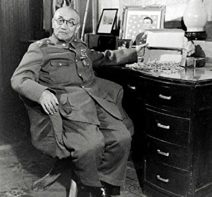 閻錫山1948年在辦公室的留影。閻錫山時任太原綏靖公署主任兼山西省政府主席。（公有領域）