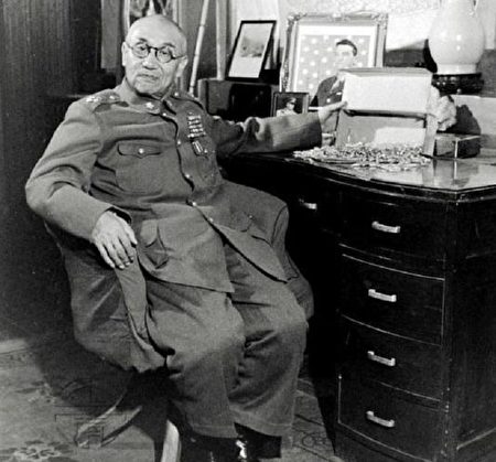 阎锡山1948年在办公室的留影。阎锡山时任太原绥靖公署主任兼山西省政府主席。（公有领域）