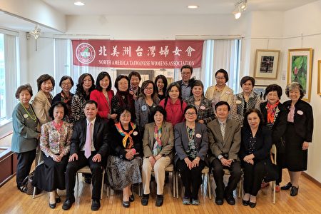 参与北美洲台湾妇女会第九届年度艺术展开幕茶会的29位参展艺术家与纽约华侨文教服务中心主任黄正杰(前排左二)、副主任王盈蓉(后排左五)、纽约台北文化中心主任张书豹(前排右二)合影。