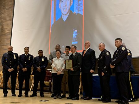 優秀警員Keven Lee和家屬上臺接受紐約市警察局長奧尼爾頒獎。