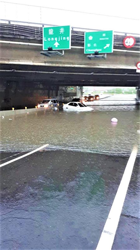 五權西路交流道下方積水，多部車輛困水中、載浮載沉。