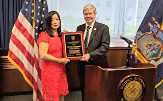 纽约首位亚裔女法官陈翠芳 获皇后区地检表彰