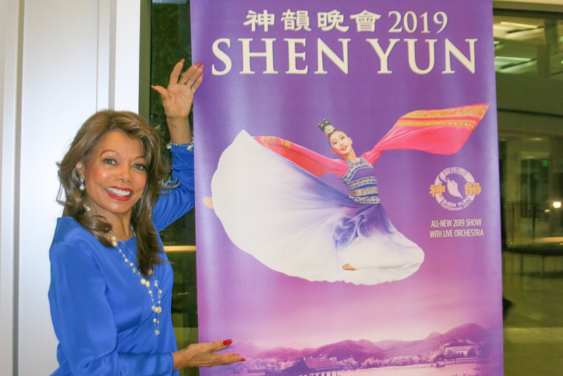 5月1日晚,美國傳奇歌手、格萊美獎得主、知名影星Florence LaRue 觀賞了神韻國際藝術團在大洛杉磯地區北嶺的演出,讚歎不已。(任一鳴/大紀元)